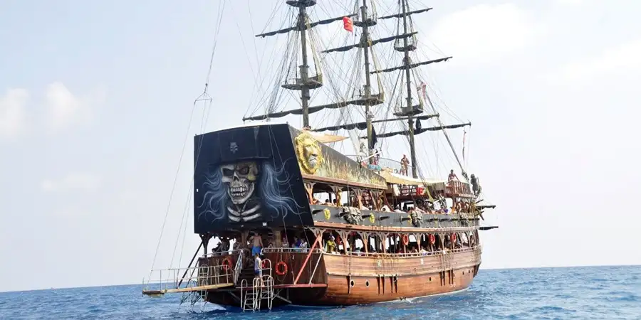 Побочная поездка на лодке Голубая лагуна: Приключение на пиратском круизе