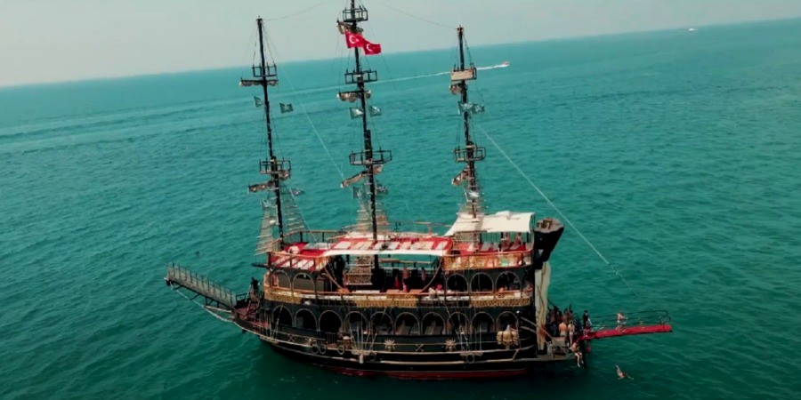 Приключение на пиратском корабле на закате в Аланье: Круиз Гранд Али Баба